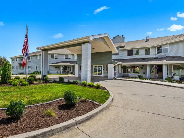Holiday Illahee Hills — Independent Living — Urbandale, IA photo