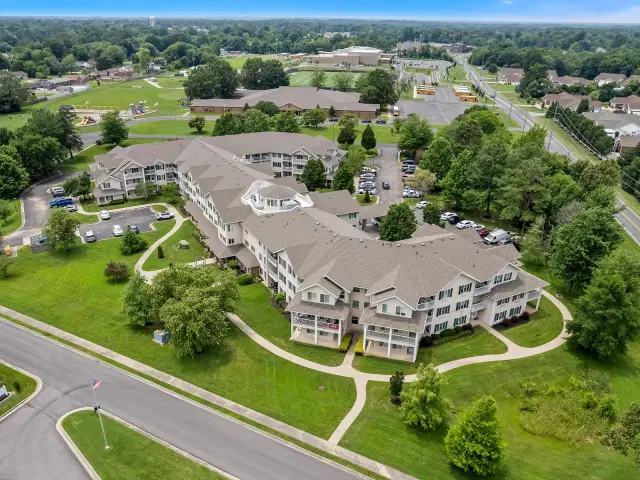 Holiday Lone Oak — Independent Living — Paducah, KY photo